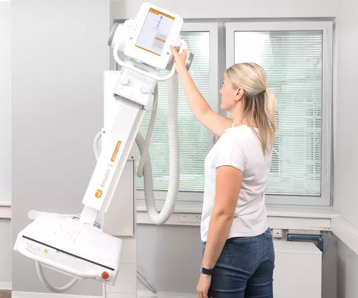 Amadeo S - Digital space-saving swivelling bracket Xray machine with rotating buckytray and tube 