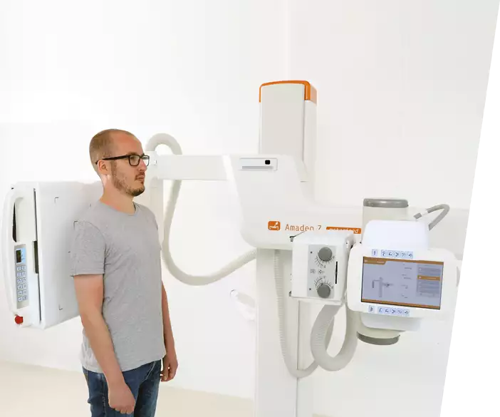 Digital swing-arm X ray machine (human medicine) for low deck heights with asynchronous shifting of buckylade and tube