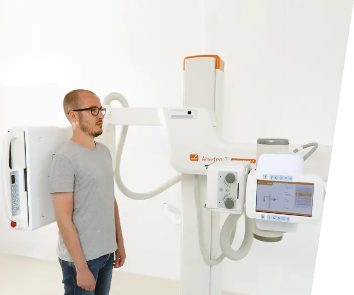 Digitales Schwenkbügel Röntgengerät für niedrige Deckhöhen mit asynchroner Verschiebung von Buckylade und Röhre