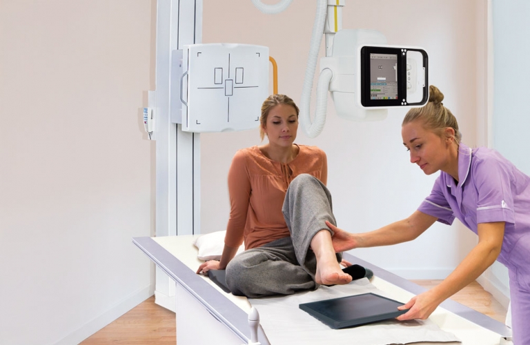 The grid wall stand is also freestanding and is equipped with electromagnetic brakes. 