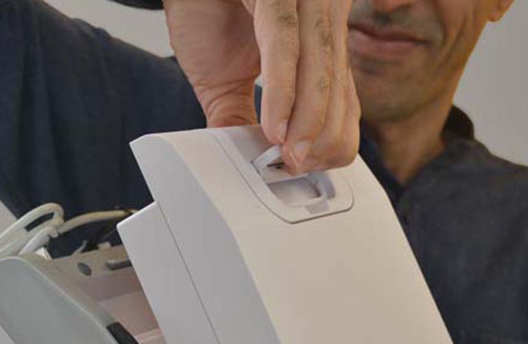 Removable battery for the digital X-ray generator