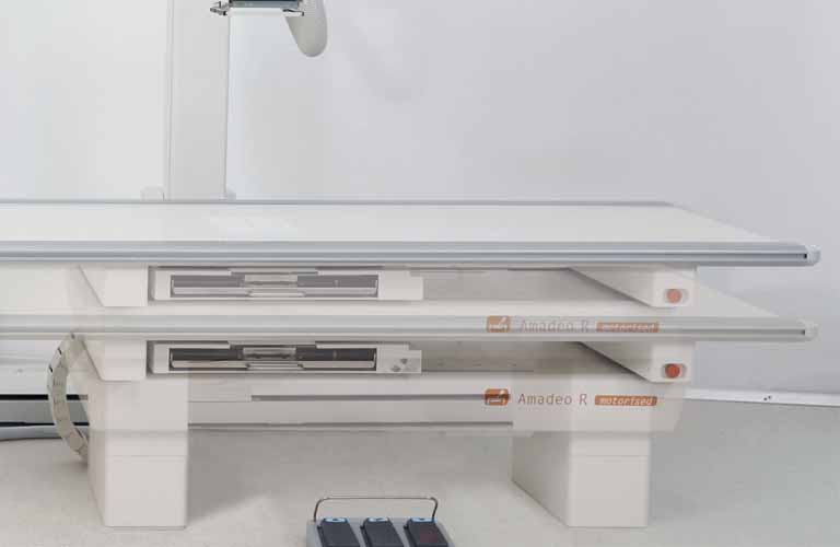 Height adjustable 4-way floating table