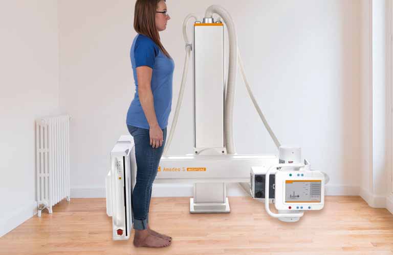 Motorised digital X-ray system with U-arm for low ceiling heights