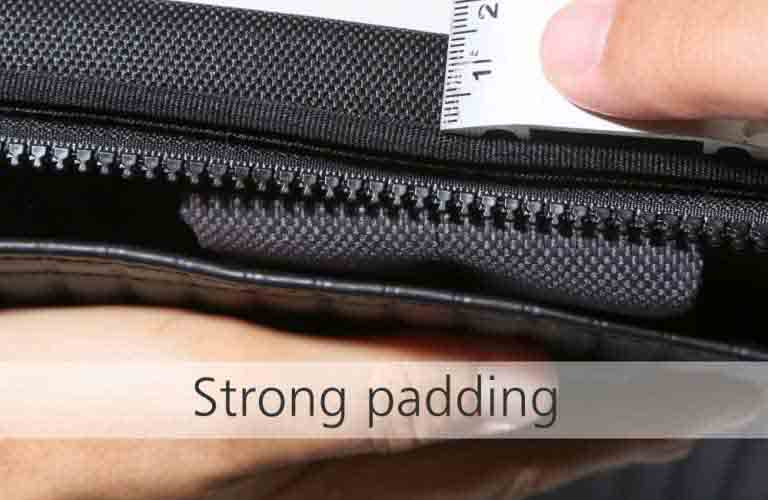 all-round, robust insulating material has a shock-absorbing effect and protects laptop and detector.