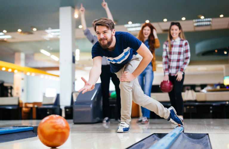 Actividades financiadas por la empresa como yoga, bádminton, squash y cursos en el centro de ocio o en el gimnasio.